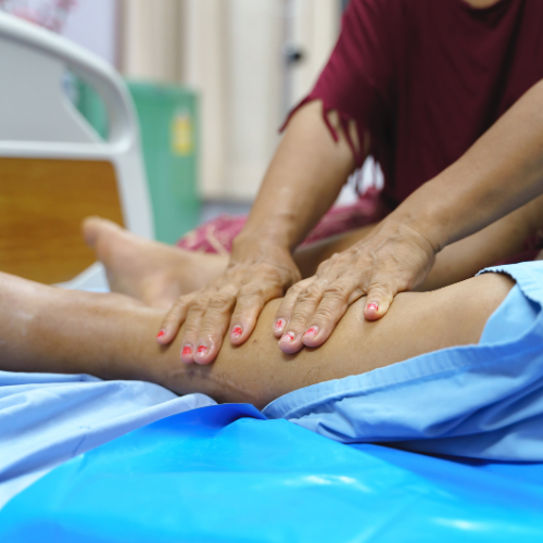 Huidtherapeut voert oedeemtherapie uit bij cliënt