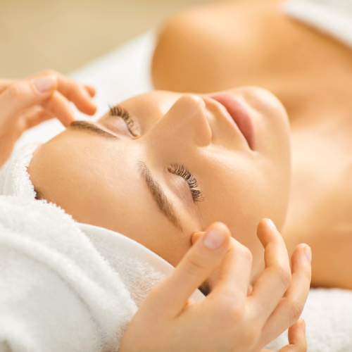 Professionele huidverzorging met ontspannende aanrakingen