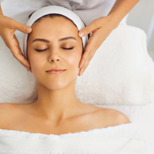 Gezichtsbehandeling met zachte massage bij De Huidtherapie Kliniek